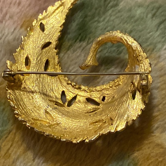Vintage gold tone brooch (AL) - Picture 3 of 4